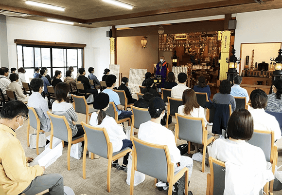 着席スタイルの供養祭