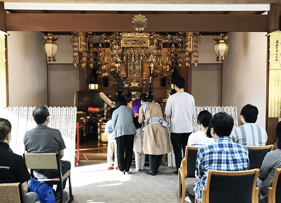 おばあちゃん・孫・みんなでペットにお祈り